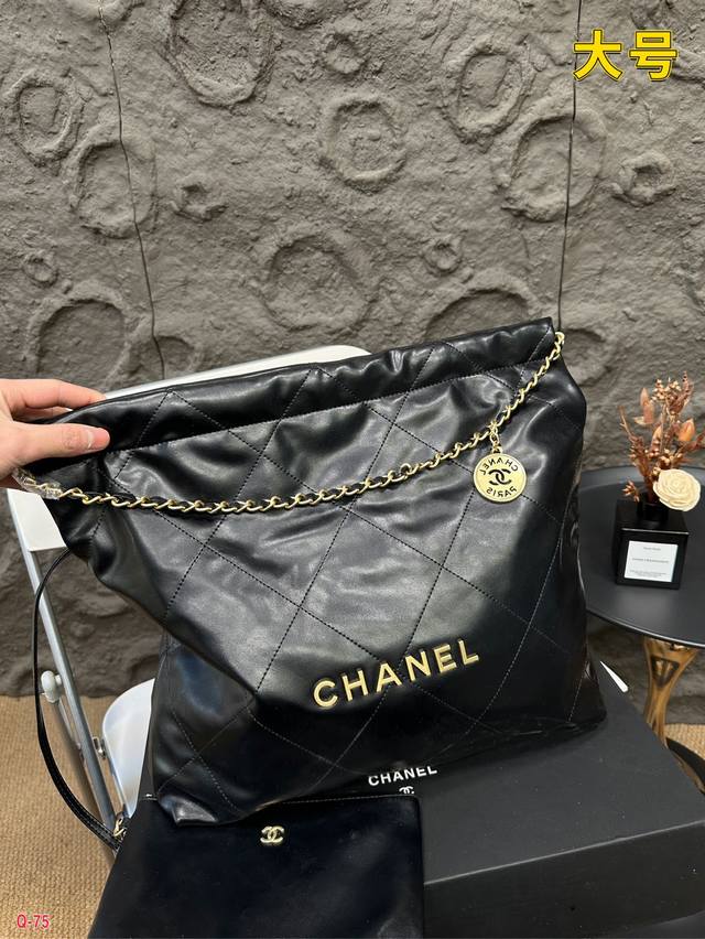 配折叠盒 香奈儿垃圾袋 大号 众星宠儿chanel 23Bag这颜值太能打了能装又好看,随性软塌塌的质感背起来超有范儿! 尺寸40.34Cm 配折叠盒 香奈儿垃圾袋 大号 众星宠儿chanel 23Bag这颜值太能打了能装又好看,随性软塌塌的质感背起来超有范儿! 尺寸40.34Cm