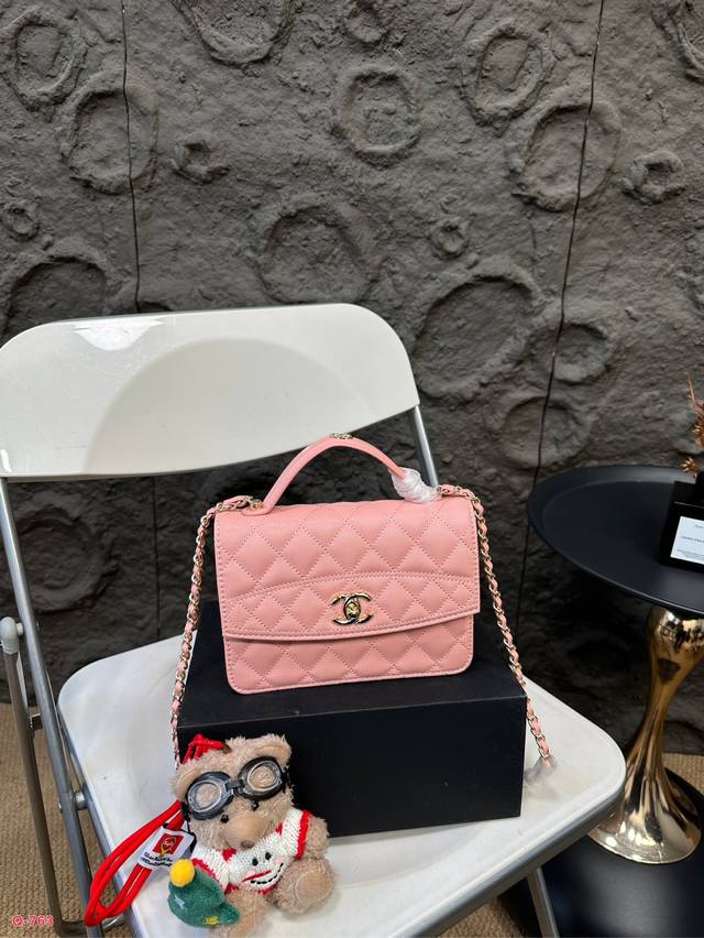 免税店全套包装 香奈儿chanel25C 邮差双肩包小邮差造型~容量我觉得还不错主要是链条特别好调节! 斜挎 单肩 腋下都ok!还是的背包方式多种多样 有点可爱 免税店全套包装 香奈儿chanel25C 邮差双肩包小邮差造型~容量我觉得还不错主要是链条特别好调节! 斜挎 单肩 腋下都ok!还是的背包方式多种多样 有点可爱