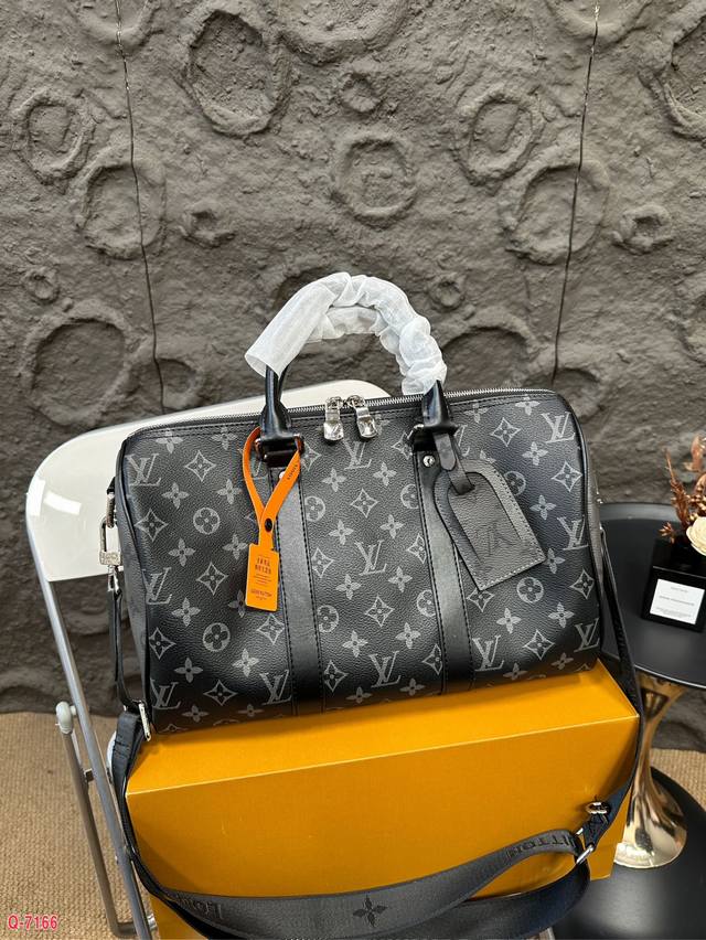 配折叠盒 Lv Keepall 枕头包 稳重大气，时尚高雅 时尚气息扑面而来，独特魅力十足 经典款式，永不过时，让你随时散发自信风采！尺寸24.21Cm