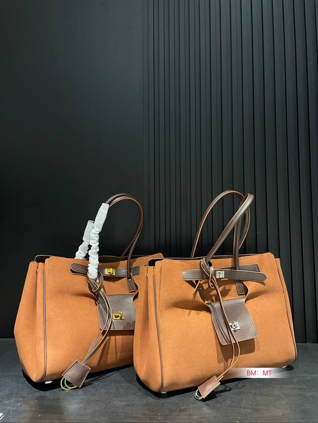 牛皮 配盒 巴黎世家新款rodeo大廓形包包 柔软的大廓形包包 上身慵懒感立刻get、 真的很喜欢又方便又酷的超实用大包 尺寸：38*30