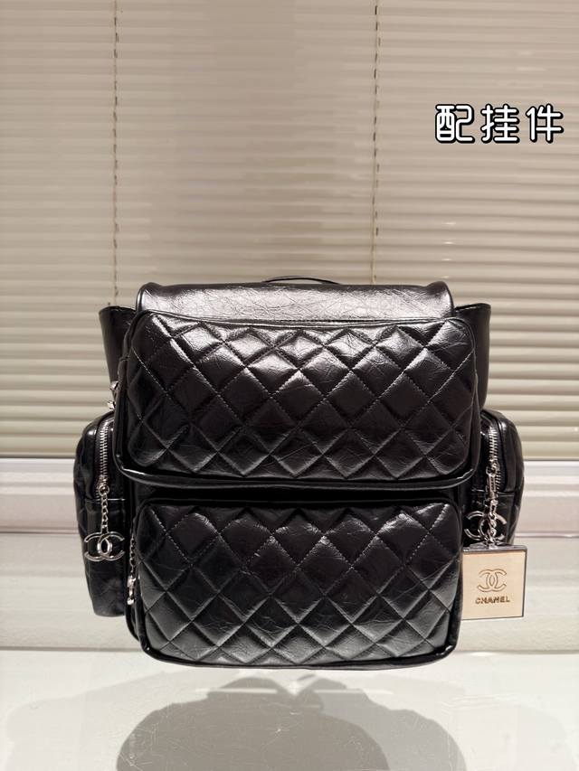 配挂件 香奈儿chanel 中古双肩 潮人必备款式 男女通用 尺寸30.35 配挂件 香奈儿chanel 中古双肩 潮人必备款式 男女通用 尺寸30.35