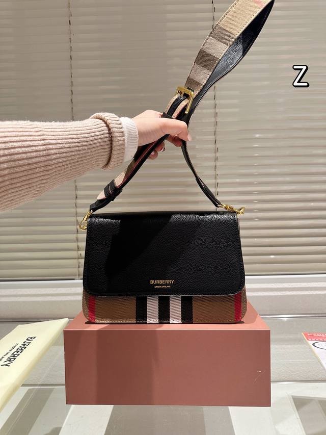 配礼盒 巴宝莉 Burberry 经典气质斜挎包 这款真的是太经典啦 你们千呼万唤的款 怎么背都好看 质量超b 进口布料 原版配色内里 Pk专柜品质 美妞必留款