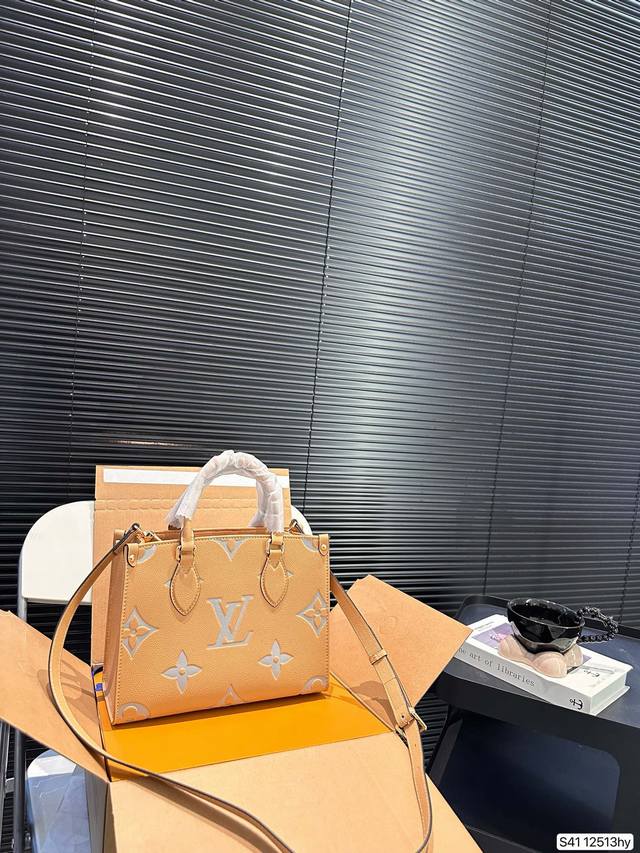 配飞机盒折叠盒子 Lv托特 压花托特 超火的tote托特包，日常通勤都非常可会越用越喜欢的一款，值得入手。尺寸：25 19 货号12513Hy