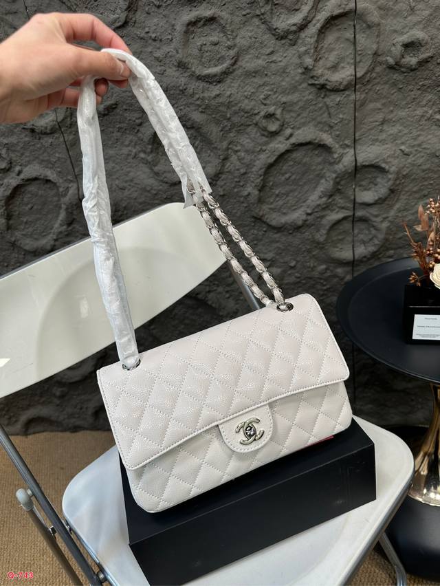 配全套包装 Chanel香奈儿cf翻盖链条包 鱼子酱面料cf 复古穿搭 复古氛围感瞬间拉满 可盐可甜 休闲百搭 尺寸:26.16Cm 配全套包装 Chanel香奈儿cf翻盖链条包 鱼子酱面料cf 复古穿搭 复古氛围感瞬间拉满 可盐可甜 休闲百搭 尺寸:26.16Cm