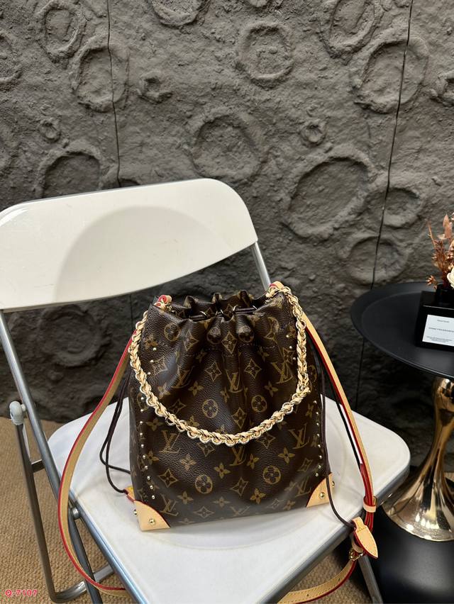 配全套礼盒 Lv25秀款水桶包,Louis Vuitton 2025早春系列水桶包 新季包袋作品中最引人注意的新款 Neonoe 水桶包,在底部和侧面加入经典硬 配全套礼盒 Lv25秀款水桶包,Louis Vuitton 2025早春系列水桶包 新季包袋作品中最引人注意的新款 Neonoe 水桶包,在底部和侧面加入经典硬