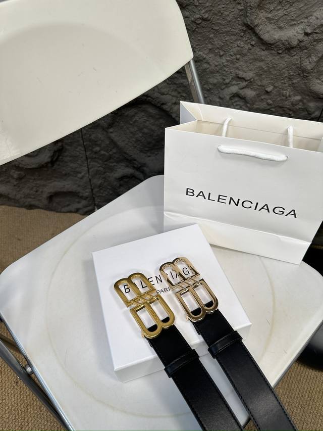 升级版 巴宝莉！ ！高版本！ 腰带 嘿哈 原单牛皮皮带～热门款 皮带里面最火的啦～质量很好 全套包装！五金绝对不褪色 皮带头和专柜一样的哦～ 配礼盒手提袋发票