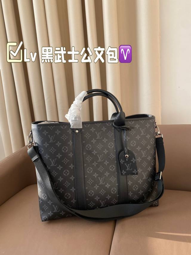 原单高品尺寸43.33 Lv 黑武士公文包 百搭到没朋友 就是酷 时尚感超强 辦识度很高 方方正正很能装，上身也帅气