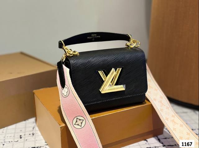 折叠盒尺寸19.13 Lv Twist链条包 呈现新古典 Twist 中号手袋。水波纹造就聚焦设计：翻盖的超值 明快活泼，自由滑动，无论肩背斜挎或日夜场合，随心