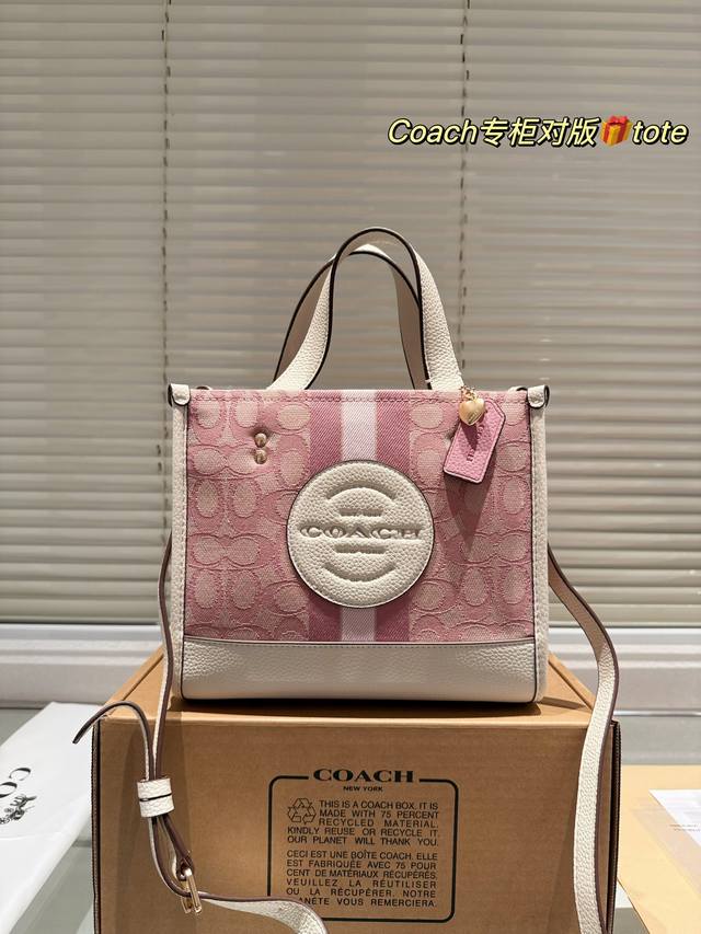 飞机盒 Coach新款field托特 Coach专柜超火的皮质field Tote托特包,配宽肩带,可以任意调节长短,真的太好看了!这个款今年也很火,横版托特的 飞机盒 Coach新款field托特 Coach专柜超火的皮质field Tote托特包,配宽肩带,可以任意调节长短,真的太好看了!这个款今年也很火,横版托特的