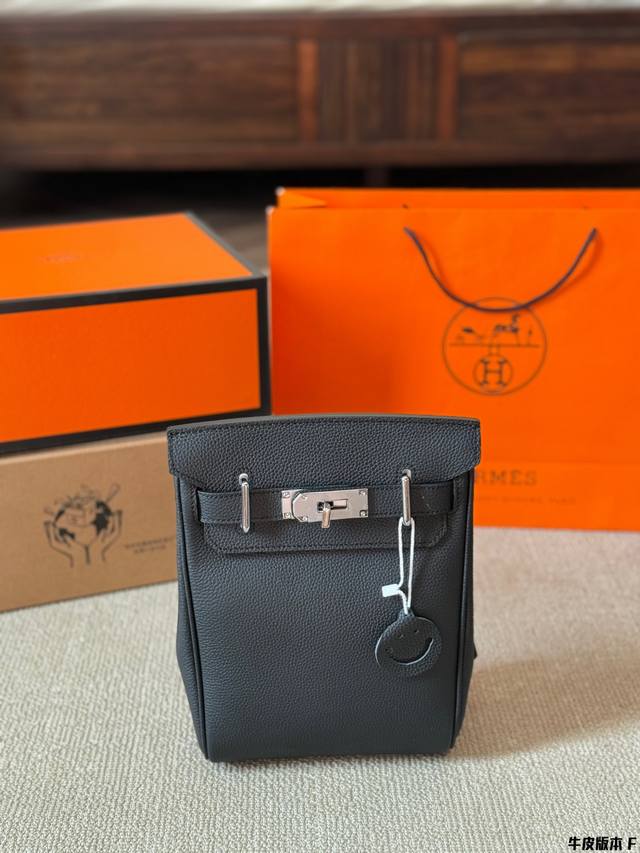 原版牛皮 尺寸 21 19Cm 配礼盒 爱马仕 Hac A Dos 爱马仕很适合男生的包其实挺少的但是hac真的很适合男生最实用的男包颜值也抗打 无论是斜挎还是 原版牛皮 尺寸 21 19Cm 配礼盒 爱马仕 Hac A Dos 爱马仕很适合男生的包其实挺少的但是hac真的很适合男生最实用的男包颜值也抗打 无论是斜挎还是