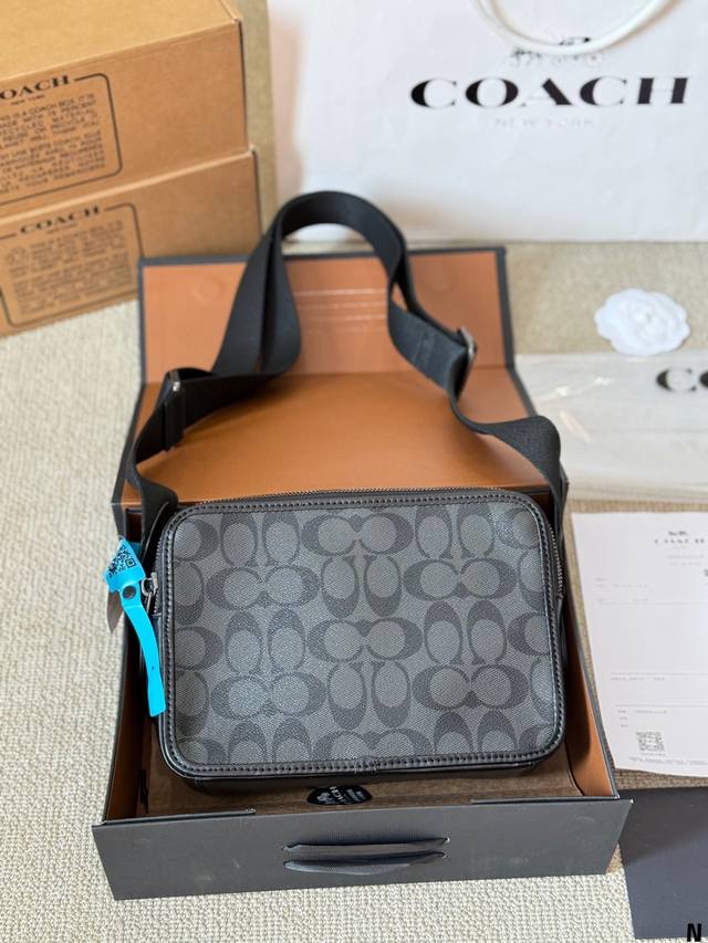 Coach 黑色老花 Charter 相机包，包身轻便，容量 大。又经典时尚 尺寸23 16Cm