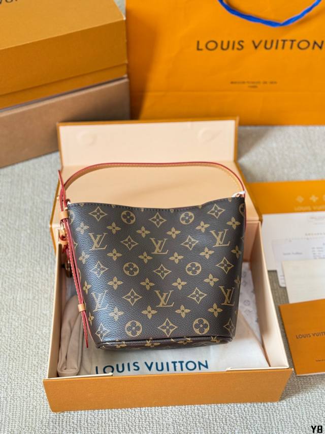 本款 All Inbb手袋为monogram帆布搭配亮泽金属件，以标志性挂锁和名牌彰显经典格调。可调节肩带延续品牌制箱传承，皮革肩带增添斜挎和肩背选择。可折叠设