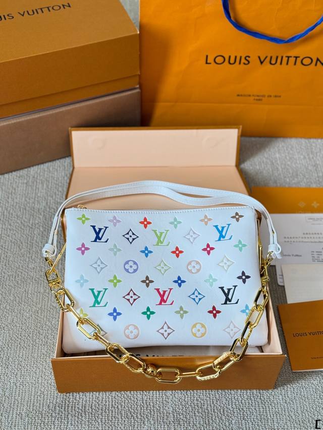 牛皮版本 Lv Coussin 抱抱包 最爱的黑白look来啦 柔软的小羊皮质地让我拿上手的那一刻就爱上了它的触感 包包内里很多小隔层 让各种私人物品各归其位