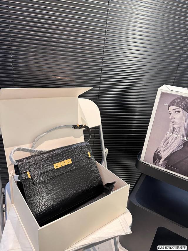 配飞机盒折叠盒子 配镜子 Ysl圣罗兰曼哈顿 真的酷到我了! Saint Laurent 鳄鱼纹曼哈顿 冷门高级 不撞款的包 锋利的线条 方正立体的包型 很好的 配飞机盒折叠盒子 配镜子 Ysl圣罗兰曼哈顿 真的酷到我了! Saint Laurent 鳄鱼纹曼哈顿 冷门高级 不撞款的包 锋利的线条 方正立体的包型 很好的