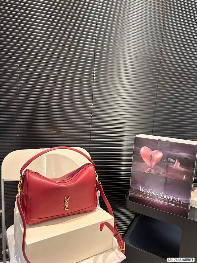 配飞机盒折叠盒子 配镜子 设计感满满的吊床造型真的有被美到了推荐给大家 Camera Supple Bag_圣罗兰饭盒包 这款手袋是一款宽敞的肩包，带有牛皮革底