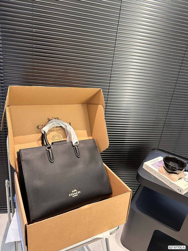 大号 配盒子 蔻驰 托特 一整个爱住！浅色整体会更淑女浪漫，但黑色会更沉稳大气哦！喜欢的宝子看过来 尺寸：大号37 28 货号677Dc大号