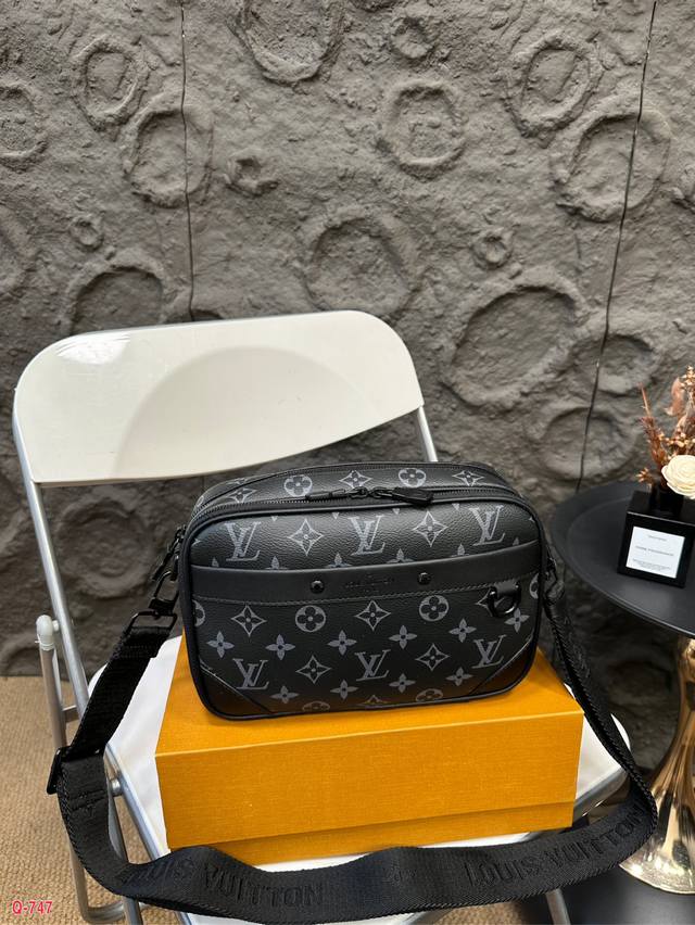 配折叠盒 Lv 经典老花双层相机包 格调满满，自带一股低调沉稳儒雅的气息！ 版型挺阔，很有型！越用越有沉淀的味道！ 更加低调、沉稳！！ 可单肩可斜挎，不分年龄不