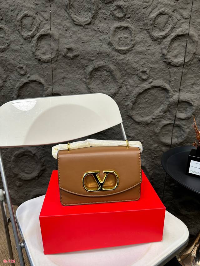 配折叠盒 尺寸20.13 24.16Cm 华伦天奴 单肩包相机包 时髦拿捏住啦 不显老气好好搭啊 而旦貌美气质加成好高的呀～ 爱死了这份从容优雅