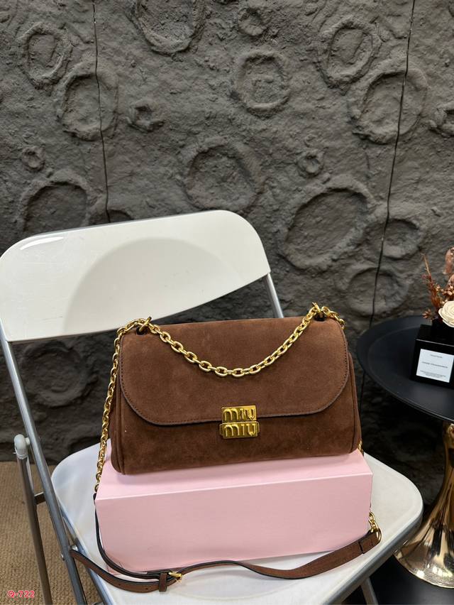 配折叠盒 缪缪法棍链条包 Miu Miu女孩必备时髦包 新款腋法棍包 简直是点睛之笔！高级感配色，简约而不简单，装下你的所有精致小物 尺寸25.16Cm
