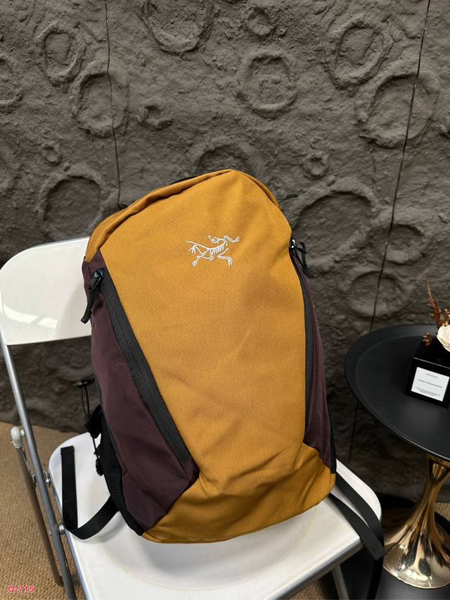 始祖鸟 Mantis 容量好.日常户外徒步刚刚好 有序而又舒适 可容纳短途徒步旅行的所需装备，软垫背板和内部框架板相结合 为顶部开合设计可以快速、轻松地从主隔层