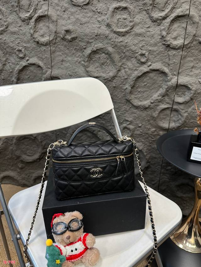 折叠盒 尺寸19.12 配挂件 香奈儿25C新款化妆包 高级感满满 经典中的经典 任何搭配都可轻松驾驭 折叠盒 尺寸19.12 配挂件 香奈儿25C新款化妆包 高级感满满 经典中的经典 任何搭配都可轻松驾驭