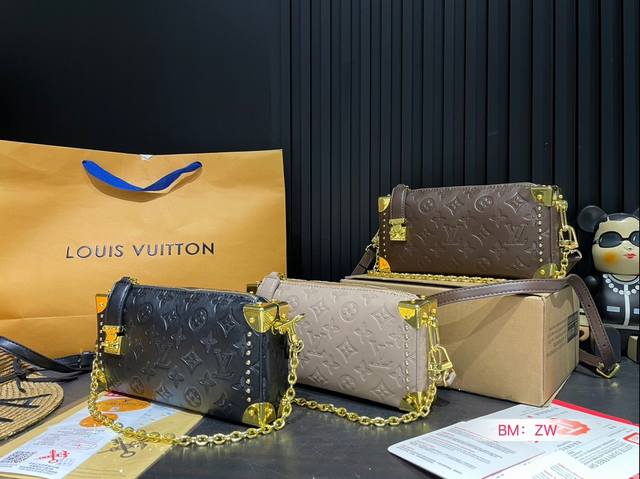 配飞机盒 2025早春走秀款横款 小箱子 Lv Side Trunk 谷爱凌 盒子包 箱子包 25新款!是软软的小箱子 很多精致的小细节在里面 大 容量又实用又 配飞机盒 2025早春走秀款横款 小箱子 Lv Side Trunk 谷爱凌 盒子包 箱子包 25新款!是软软的小箱子 很多精致的小细节在里面 大 容量又实用又