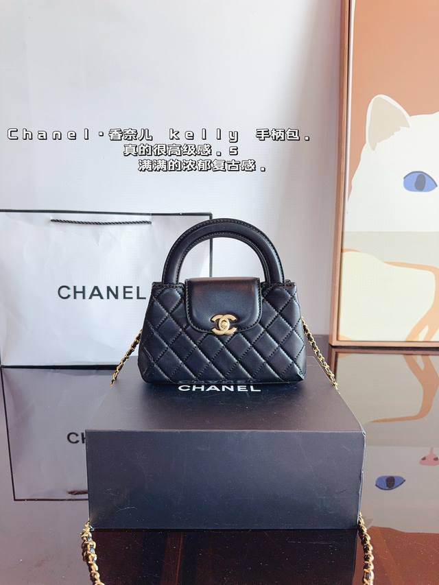 配礼盒. Chanel 香奈儿 Kelly凯莉小废包 超火爆时尚单做工精细 进口五金 让你无论是夏天还是冬天都能背上它出门 是不是性价比超级高 随便凹造型都是美 配礼盒. Chanel 香奈儿 Kelly凯莉小废包 超火爆时尚单做工精细 进口五金 让你无论是夏天还是冬天都能背上它出门 是不是性价比超级高 随便凹造型都是美