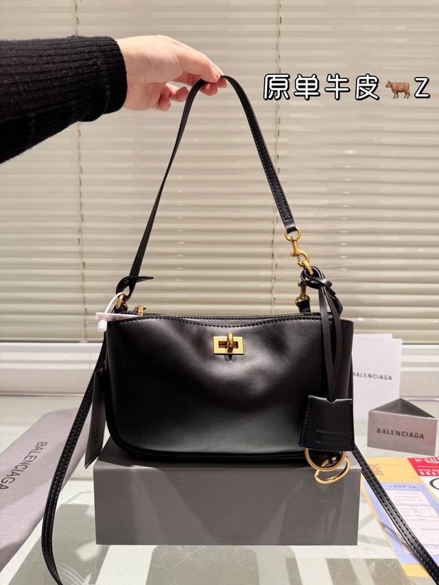 原版牛皮 巴黎世家redeo新品腋下包[细节 更新] 新款可以说出道即巅峰，有是一神作，重新开创- -种新的风格，慵懒塌塌的造型用在巴黎世家没有任何违和，有种桀
