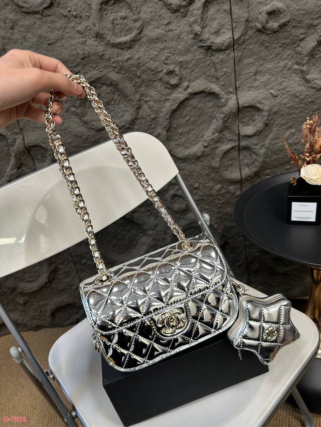 免税店全套包装 Chanel 香奈儿星星双子包 方胖子 Chanel 24C 限定新品 慵懒随性又好背 上身满满的惊喜 高级慵懒又随性 彻底心动的一只 尺寸20