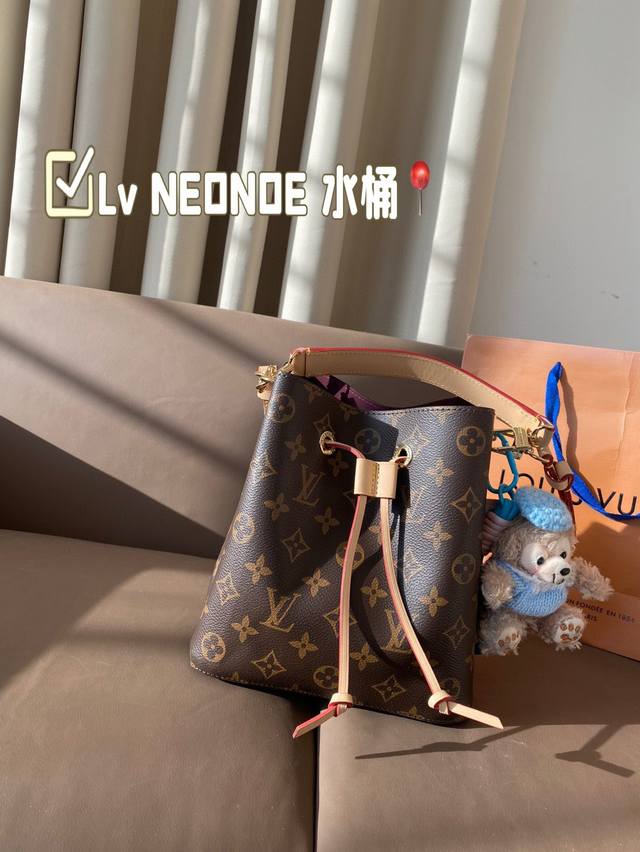 Lv Neonoe 水桶 新款neonoe抽绳水桶包单肩女包louis Vuitton，金色金属饰件，束绳闭合，配有摁扣的可调节长包带，拉链内袋 Lv Mini