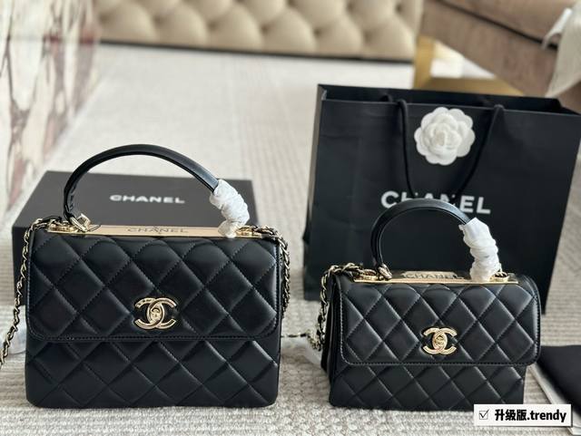 升级版 、170配盒 Size:20*15Cm 小号 25*18Cm 大号 小香家 Trendy Cc 风琴包系列! 上身后超显大气, 容量非常! 经典黑色软糯 升级版 、170配盒 Size:20*15Cm 小号 25*18Cm 大号 小香家 Trendy Cc 风琴包系列! 上身后超显大气, 容量非常! 经典黑色软糯