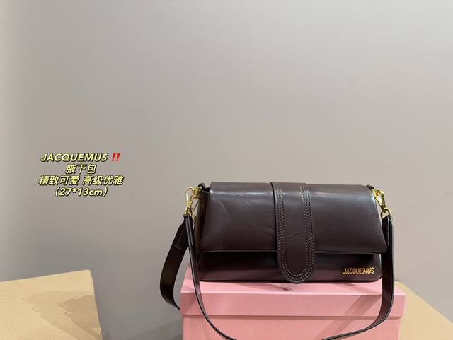 配盒尺寸27.13 Jacquemus 腋下包 轻松演绎复古时髦 包型挺阔，简约而不简单不需要过多的装饰，日常搭配西装和t恤，就能将高级感体现的淋漓尽致！