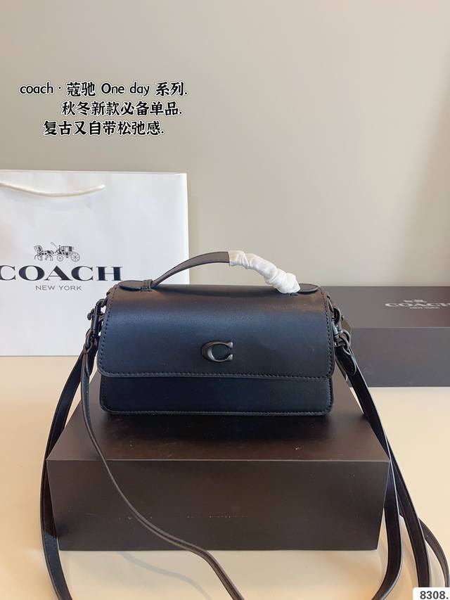 配礼盒. 蔻驰 Tabby 酒神包 Coach 时髦拿捏住啦 不显老气好好搭啊 而旦貌美气质加成好高的呀~ 爱死了这份从容优雅尺寸：23*6*13Cm