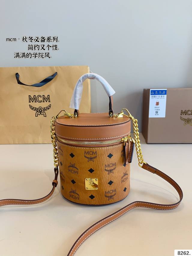 配礼盒. Mcm 发财桶 搭配休闲风的穿搭 舒适又有活力 超级耐看尺寸：16*14*16Cm