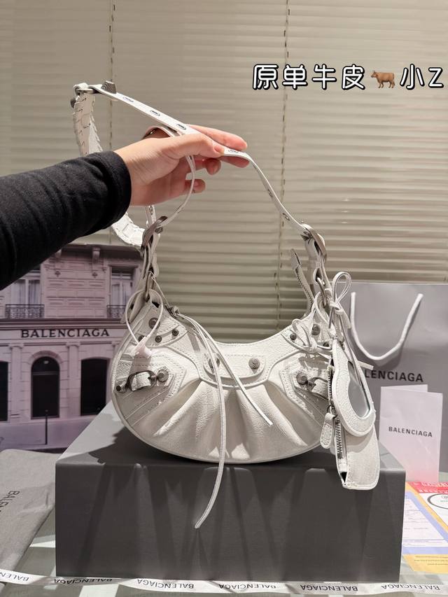 头层牛皮 巴黎世家 枪扣le Cagole机车包 配件和爱心镜子很加分有点小亚和朋克的感觉 容量足够肩带可以调节长度当腋下包和斜挎包都很不错上身就是甜酷辣妹即视 头层牛皮 巴黎世家 枪扣le Cagole机车包 配件和爱心镜子很加分有点小亚和朋克的感觉 容量足够肩带可以调节长度当腋下包和斜挎包都很不错上身就是甜酷辣妹即视