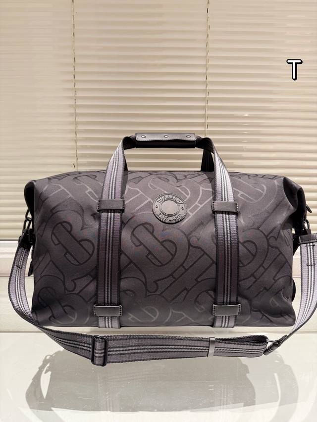 巴宝莉 Burberry 经典气质旅行包 这款真的是太经典啦 你们千呼万唤的款 怎么背都好看 质量超b 进口布料 原版配色内里 Pk专柜品质 美妞必留款 趁着现