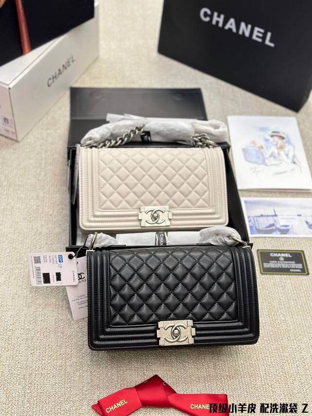 顶级小羊皮 配洗漱袋 Chanel Leboy 迷你版的 23A Leboy 真的是精致可爱的到爆炸 这个迷你尺寸是从23S开始回归的 但是这一款23A萎格纹配 顶级小羊皮 配洗漱袋 Chanel Leboy 迷你版的 23A Leboy 真的是精致可爱的到爆炸 这个迷你尺寸是从23S开始回归的 但是这一款23A萎格纹配