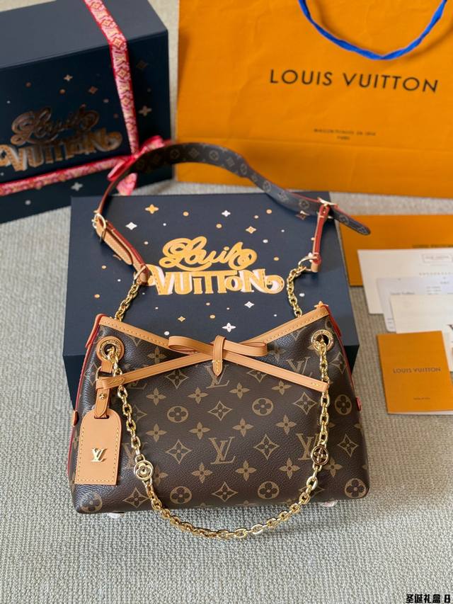 圣诞礼盒 新的carryall Bb 鲶鱼须子和大金链子宝宝们形容的太贴切了 Lv配金链子真的好看 小小咩觉得新版carryall变可爱 了,而且不喜欢大包的姐 圣诞礼盒 新的carryall Bb 鲶鱼须子和大金链子宝宝们形容的太贴切了 Lv配金链子真的好看 小小咩觉得新版carryall变可爱 了,而且不喜欢大包的姐