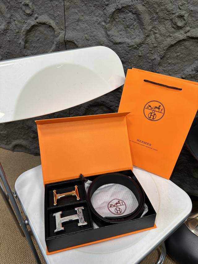 升级版 爱马仕！！ 高版本！双头 全钢头 腰带 嘿哈 原单牛皮全钢头皮带～热门款 皮带里面最火的啦～质量很好 全套包装！五金绝对不褪色 皮带头和专柜一样的哦～