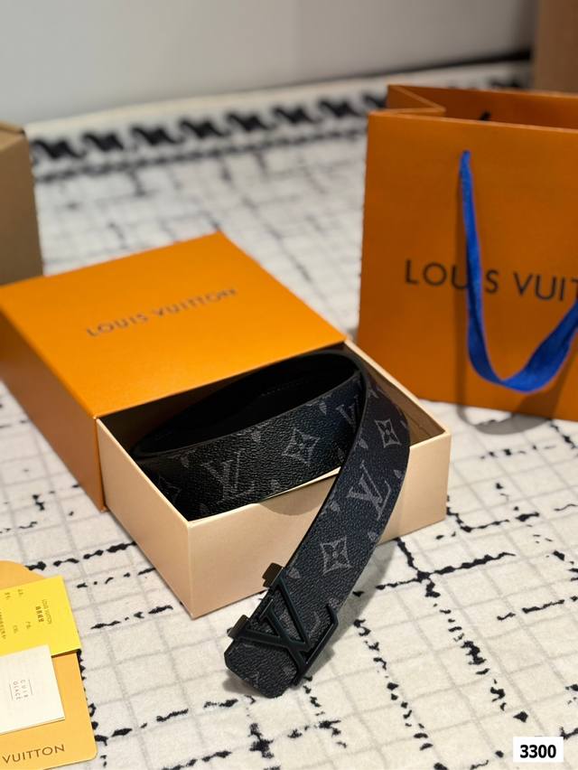 送男友必备品 Lv 实在太高级啦 高版本！腰带 牛皮皮带～热门款 男女通用皮带里面最火的版本啦～质量很好 全套包装！五金绝对不褪色 皮带头和专柜一样的哦～ 配礼