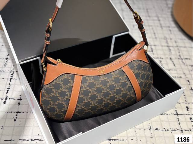 配折叠盒子 赛琳celine Hobo腋下包 质感很高级 容量超级大也很耐用 日常出街背它回头率百分百 就是这种随性慵懒感 尺寸：34.16