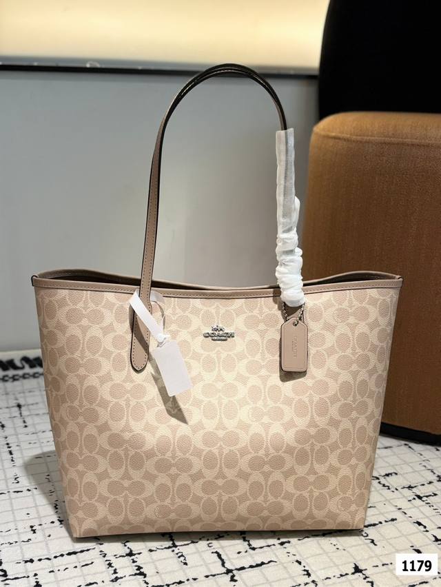 配飞机盒 复刻版 Size：35*27Cm 蔻驰 新款吸扣单面city托特包 经典logo购物袋tote包 最高版本！ 这个小长假需要它 搜索coach 购物袋