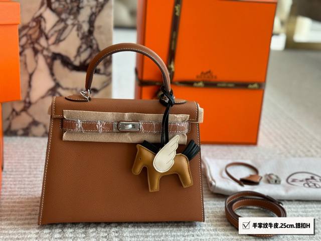 配盒 尺寸:25*20Cm H家 爱马仕 Kelly25 配丝巾+飞马 25的尺寸刚刚好! 真的太太太太好看 手掌纹牛皮 包包特别又质感! 配盒 尺寸:25*20Cm H家 爱马仕 Kelly25 配丝巾+飞马 25的尺寸刚刚好! 真的太太太太好看 手掌纹牛皮 包包特别又质感!