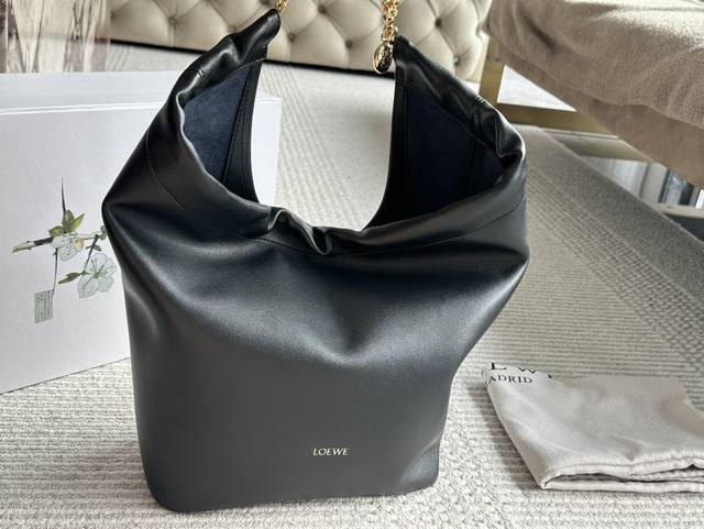 牛皮 罗意威 Loewe垃圾袋squeeze 爱惨了 有谁不爱垃圾袋 包包主打loewe一惯的松弛慵懒随性风高级的哑光面全羊皮 感觉走进一场触觉盛宴赞爆了loe 牛皮 罗意威 Loewe垃圾袋squeeze 爱惨了 有谁不爱垃圾袋 包包主打loewe一惯的松弛慵懒随性风高级的哑光面全羊皮 感觉走进一场触觉盛宴赞爆了loe