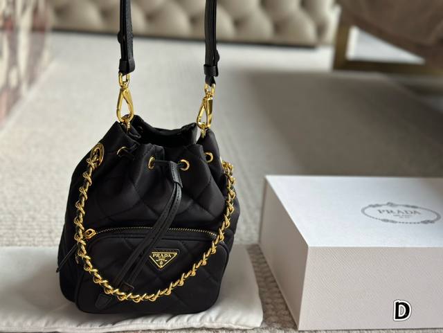 配盒 Size:20*23Cm Prada尼龙水桶包! 23Ss新款水桶包 腋下哦! 圆圆小可爱! 非常小巧时 实用又好看!!! 配盒 Size:20*23Cm Prada尼龙水桶包! 23Ss新款水桶包 腋下哦! 圆圆小可爱! 非常小巧时 实用又好看!!!