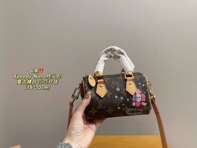 全套包装尺寸16.10 Lv Speedy Nano枕头包 Lv Speedy Nano继承了lv一贯的优雅与经典。独特的棕色配色,加上lv标志性的老花图案,既 全套包装尺寸16.10 Lv Speedy Nano枕头包 Lv Speedy Nano继承了lv一贯的优雅与经典。独特的棕色配色,加上lv标志性的老花图案,既