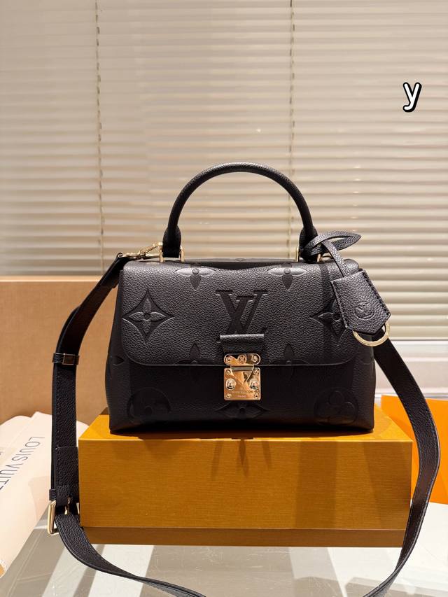 牛皮版本 Size:25*16Cm Lv压花 Madeleine Bb 非常喜欢这种带手柄的包 拎起来很有感觉! Empreinte 奢华压纹皮革 经典标识s型 牛皮版本 Size:25*16Cm Lv压花 Madeleine Bb 非常喜欢这种带手柄的包 拎起来很有感觉! Empreinte 奢华压纹皮革 经典标识s型