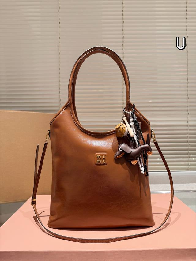 原单牛皮配挂件 Size：35*32Cm Miumiu新款托特tote 今年的风刮的太猛了 老多爆款了！ 这款的版型也太好看了吧~