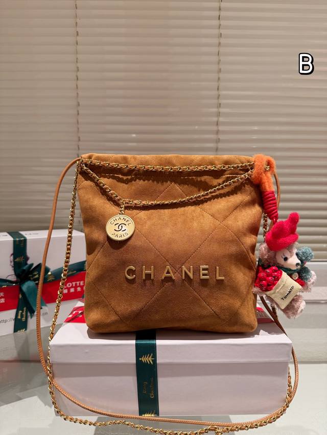 配圣诞挂件 本季最期待的款之一 Chanel24A手工坊j每年的手工坊系列可以说是香家最精致的一季最能体现香奈儿独特工艺的一季垃圾袋 在这只22Bag看到了 看
