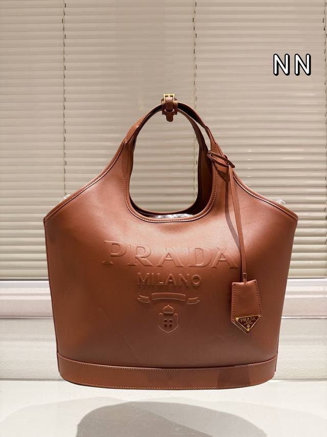 原版皮普拉达prada 新品托特包 超大容量 特别适合秋冬背哦 尺寸28.22